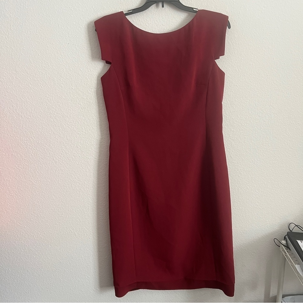 MM Lafleur maroon wine fitted cap sleeve dress size 6 bottom hem needs repaired